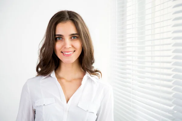 Mujer de negocios cerca de la ventana — Foto de Stock