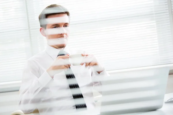 Uomo d'affari che lavora al computer portatile in ufficio . — Foto Stock