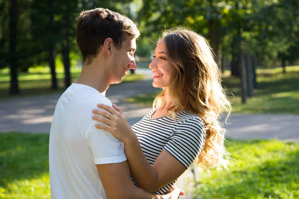 Casal abraçando em um parque em dia ensolarado — Fotografia de Stock