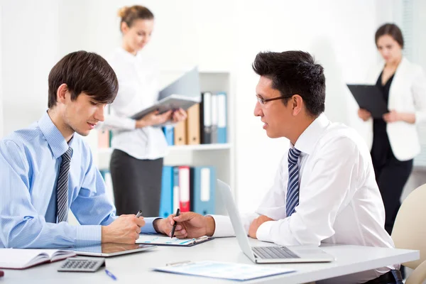 Zakenmensen Discussiëren Tijdens Vergadering — Stockfoto