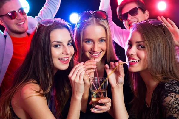 Três Meninas Felizes Juntas Bebendo Coquetéis Uma Festa — Fotografia de Stock