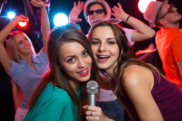 Fröhliches Mädchen Das Spaß Beim Singen Auf Einer Party Hat — Stockfoto