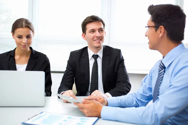 Les Gens Affaires Qui Travaillent Avec Ordinateur Portable Dans Bureau — Photo