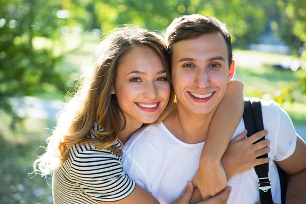 Pareja abrazándose en un parque en un día soleado — Foto de Stock