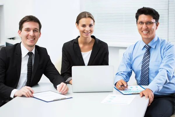 Zakenmensen Die Met Een Laptop Een Kantoor Werken — Stockfoto