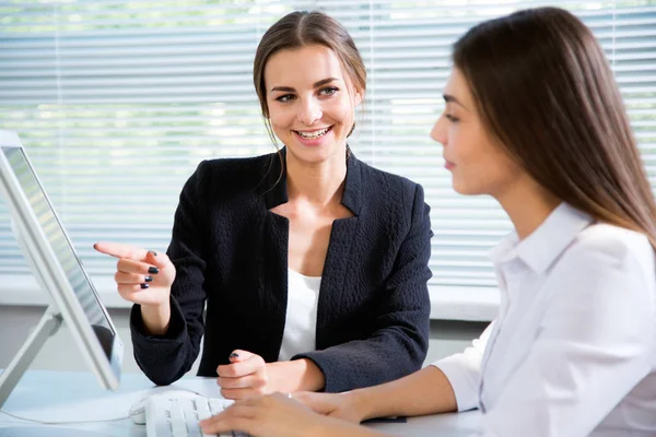Affärskvinnor som diskuterar i ett möte — Stockfoto