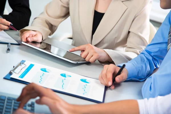 Empresarios ocupados discutiendo asuntos financieros — Foto de Stock