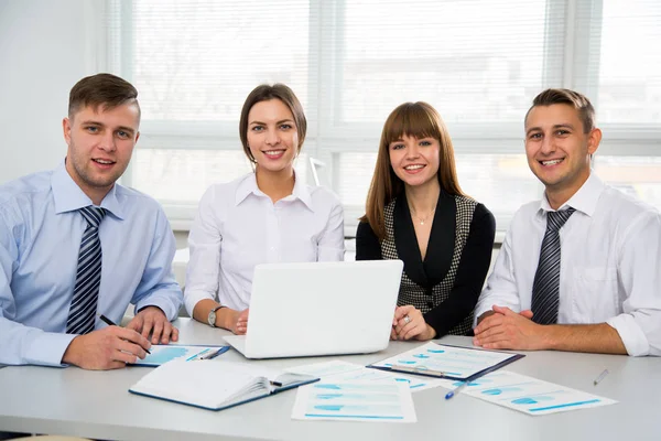 Mensen Uit Het Bedrijfsleven Met Een Bijeenkomst Een Modern Kantoor — Stockfoto