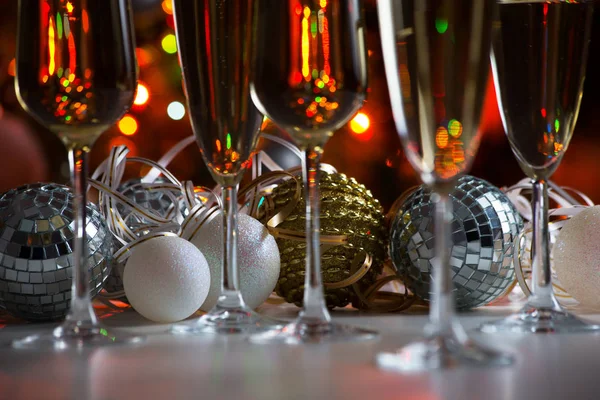 Champagne och julbollar — Stockfoto