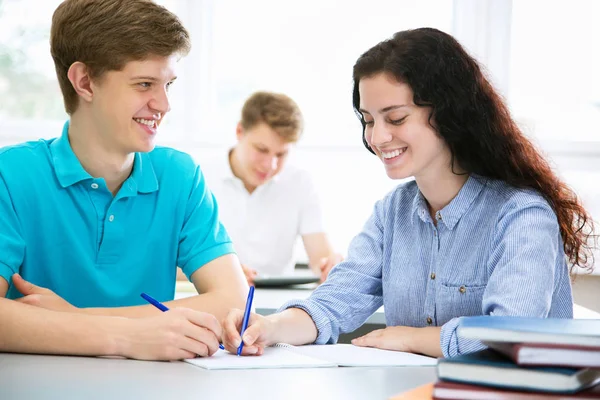 Grupo Jóvenes Estudiantes Que Estudian Juntos —  Fotos de Stock