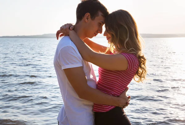 Jong stel op het strand — Stockfoto