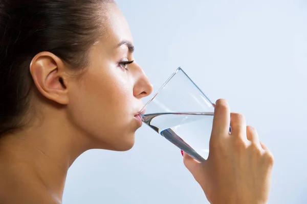 Mujer beber agua de vidrio — Foto de Stock