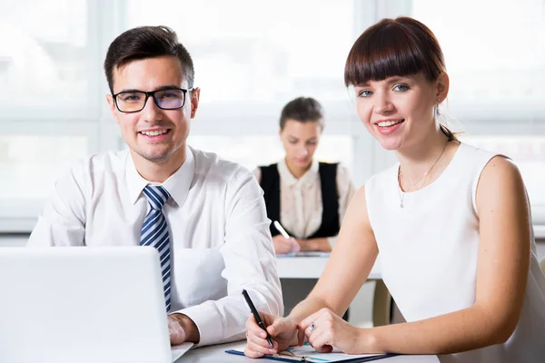 Jóvenes Empresarios Miran Cámara Sonriendo Oficina — Foto de Stock