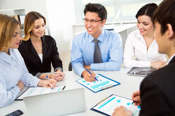 Uomini Affari Che Lavorano Nuovo Progetto Ufficio Moderno — Foto Stock