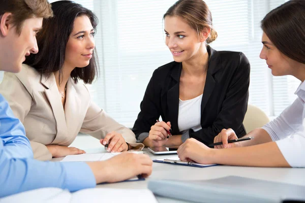 Empresarios en una reunión en la oficina — Foto de Stock