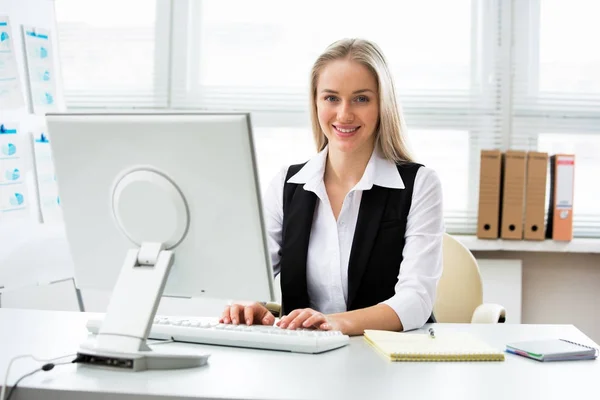 Young business woman using computer — Stock Photo, Image