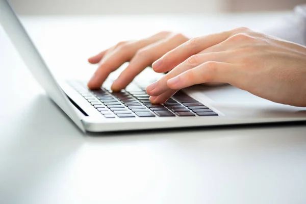 Business man typing on a laptop. — Stock Photo, Image