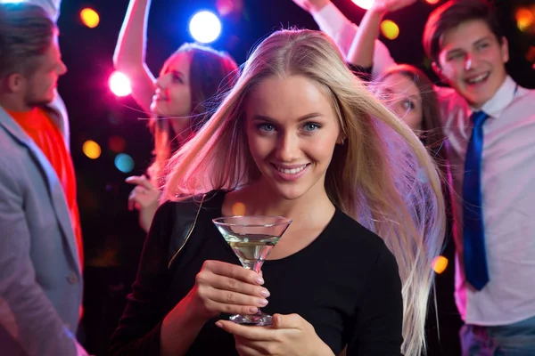 パーティーでワインのグラスと美しい若い女性 — ストック写真