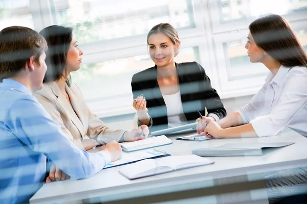 Zakenmensen In een vergadering op kantoor — Stockfoto