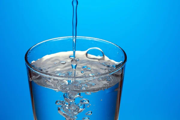 Modrá voda ve skle — Stock fotografie