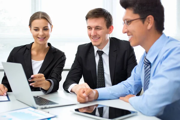 Ofiste dizüstü bilgisayarla çalışan iş adamları