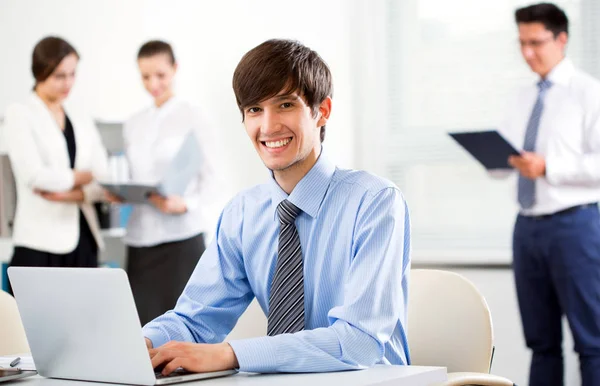 Jonge Zakenman Met Collega Bespreken Achtergrond — Stockfoto