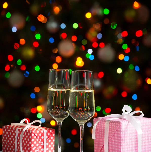 Lunettes de vin et cadeaux de Noël — Photo