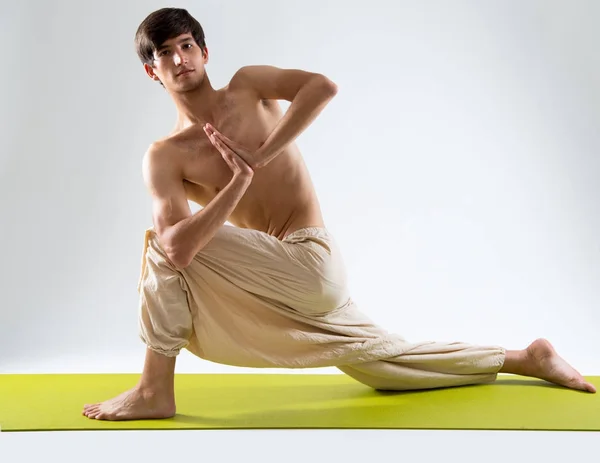 Jeune homme faisant du yoga — Photo