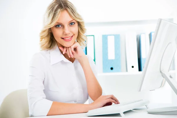 Zakenvrouw met behulp van computer op kantoor — Stockfoto