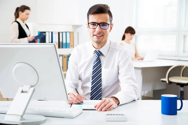 Empresário Trabalhando Com Computador Escritório — Fotografia de Stock