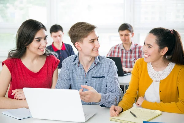 Groep Van Jonge Studenten Samen Studeren — Stockfoto