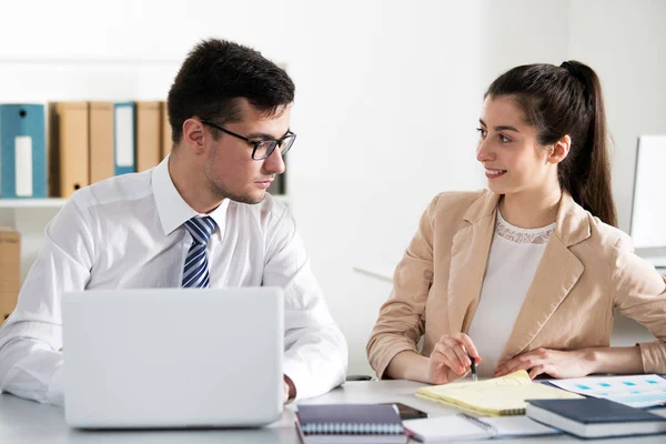 Uomini d'affari che lavorano con il computer portatile — Foto Stock