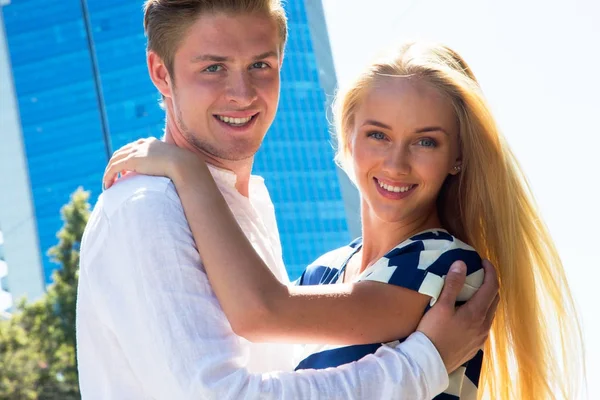 Retrato de una pareja feliz — Foto de Stock