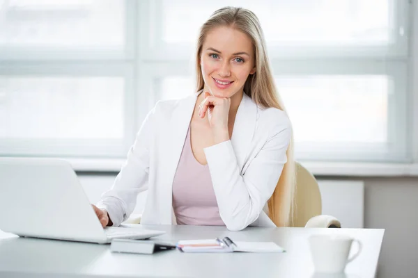 Mulher de negócios usando laptop no escritório — Fotografia de Stock