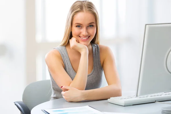 Vrouw met computer thuis — Stockfoto