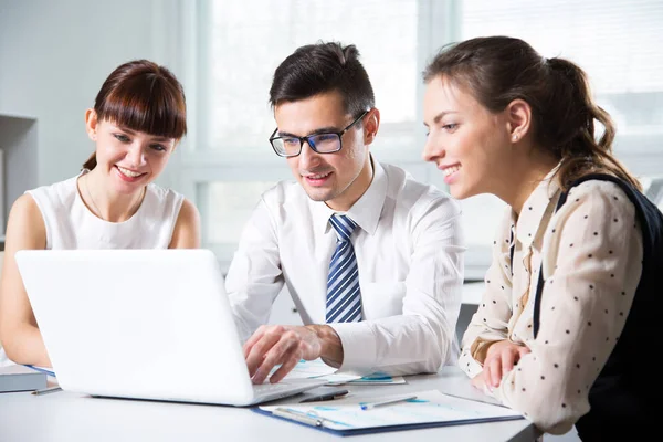 Geschäftsleute Arbeiten Mit Dem Computer Büro — Stockfoto