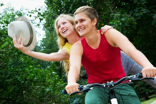 Coppia guida in bicicletta — Foto Stock