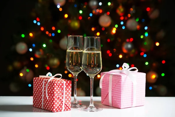 Copas de vino y regalos de Navidad — Foto de Stock