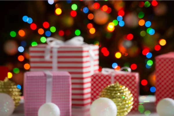 Cadeaux et boules de Noël — Photo