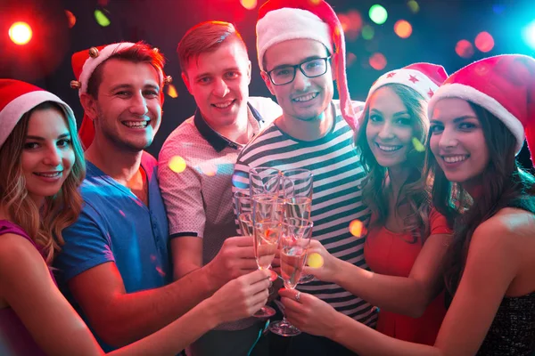 Happy group of young friends — Stock Photo, Image