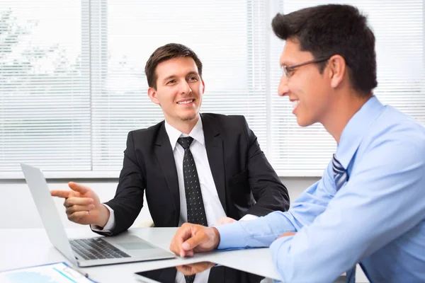 Jonge Ondernemers Werkzaam Kantoor Met Laptop — Stockfoto