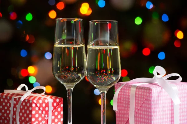 Gläser Wein und Weihnachtsgeschenke — Stockfoto