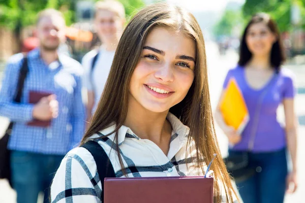 Studenti Femminili All Aperto Con Suoi Amici — Foto Stock