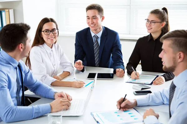 Gente Negocios Teniendo Una Reunión Una Oficina Moderna — Foto de Stock