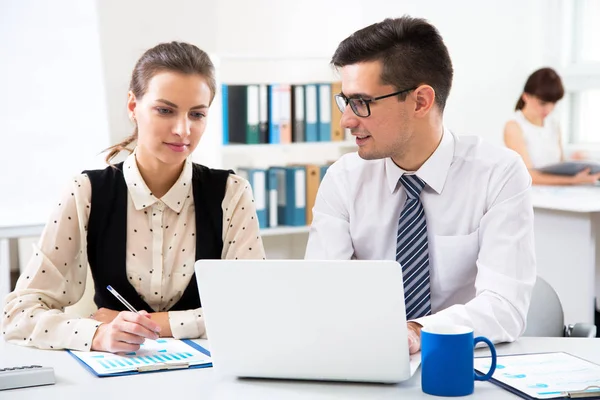 Les Gens Affaires Réunissent Dans Bureau Moderne — Photo