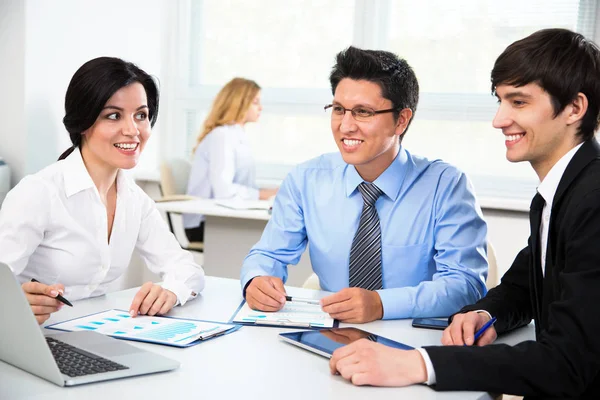 Geschäftsleute Arbeiten Neuem Projekt Modernem Büro — Stockfoto