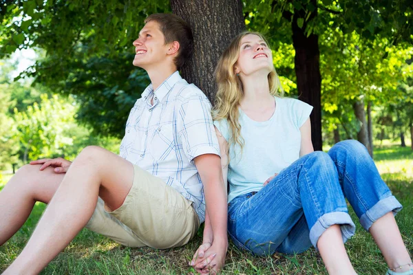 Paar ruht sich unter Baum aus — Stockfoto