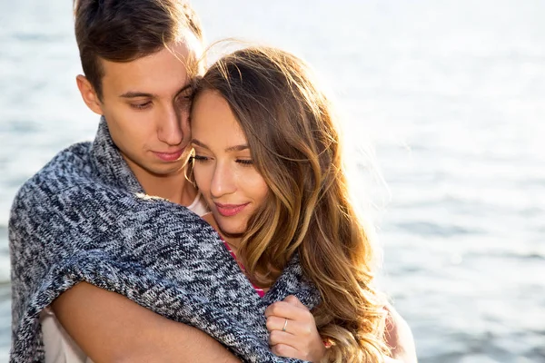 Giovane coppia che si abbraccia sulla spiaggia — Foto Stock