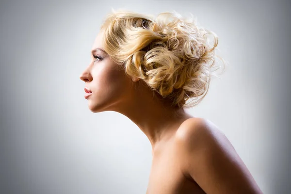 Blondynka z mody fryzurę — Zdjęcie stockowe