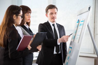 yeni bir proje tartışırken iş adamları 